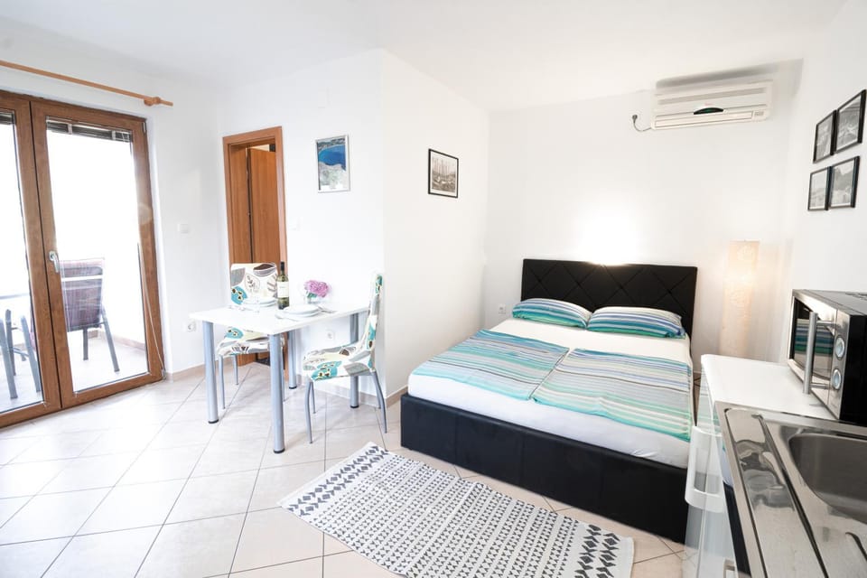 Bed, Kitchen or kitchenette, Living room, Photo of the whole room, Seating area, Dining area, Bedroom, air conditioner