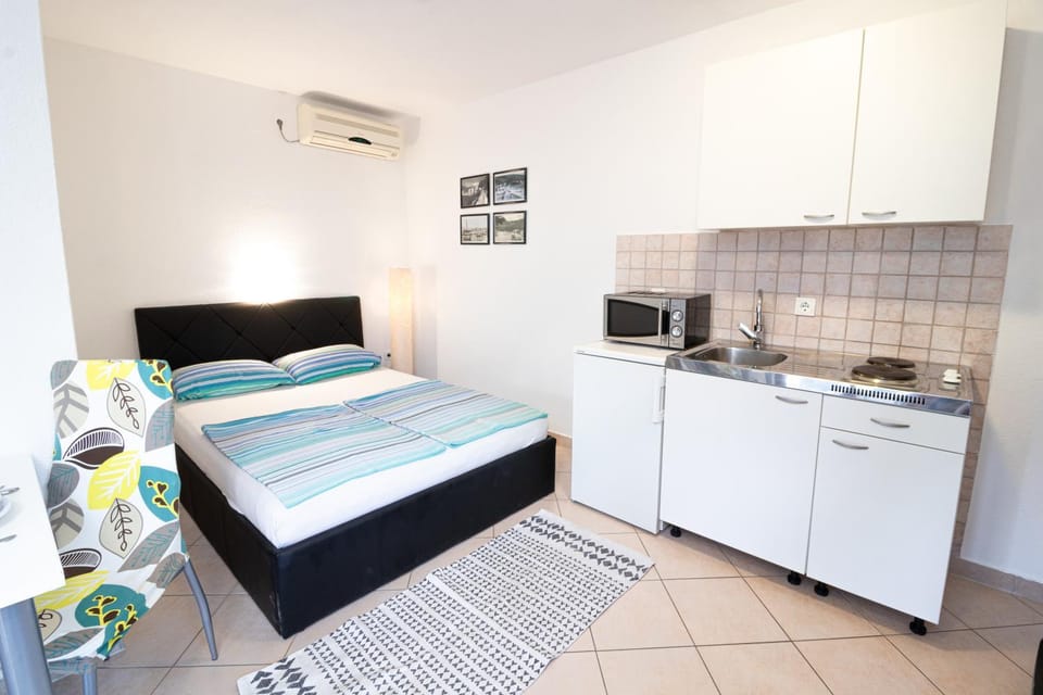 Coffee/tea facilities, Kitchen or kitchenette, Dining area, Bedroom, microwave, stove, air conditioner