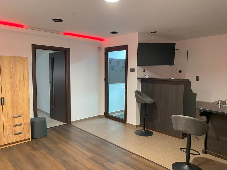 TV and multimedia, Kitchen or kitchenette, wardrobe