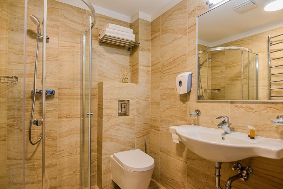 Shower, Toilet, Bathroom, towels