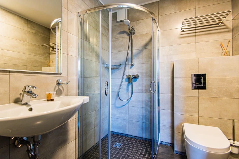 Shower, Toilet, towels