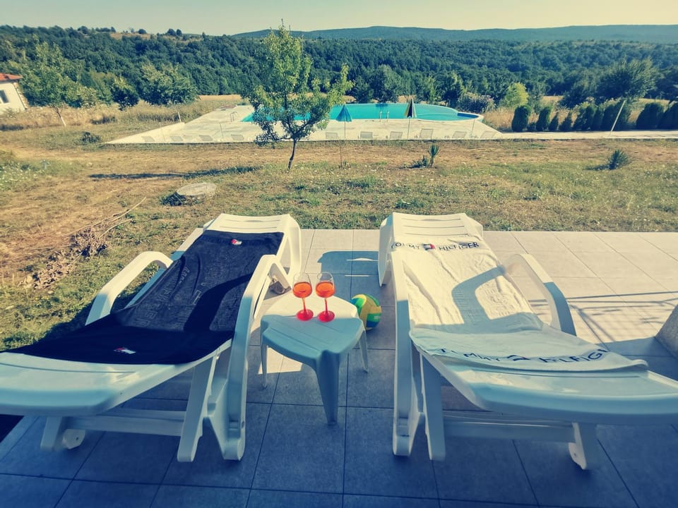 Day, Natural landscape, Mountain view, Pool view, Swimming pool, sunbed