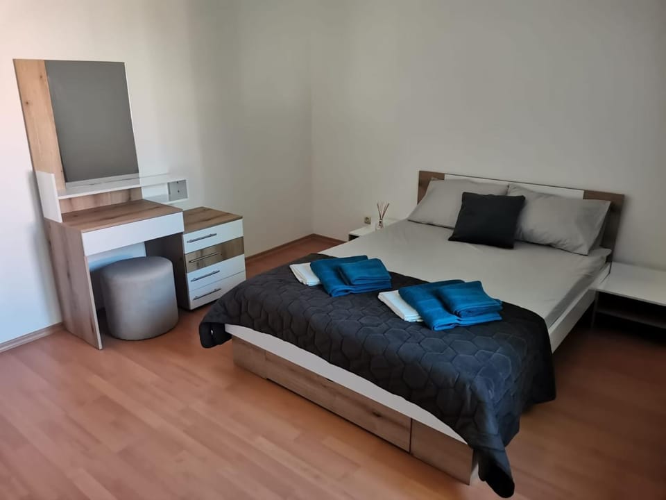 Bed, Photo of the whole room, Bedroom, towels, wardrobe