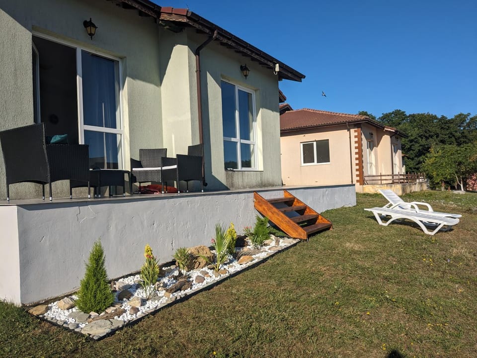 Property building, Patio, Day, Garden, Garden view
