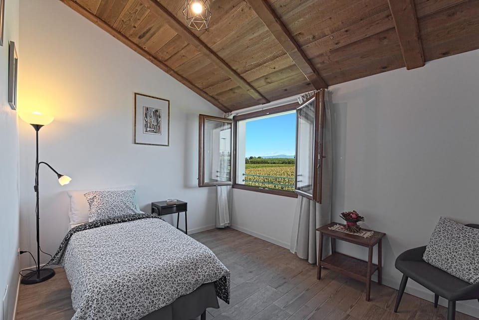 Bed, Photo of the whole room, Bedroom, Mountain view