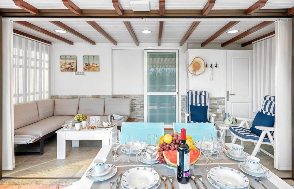 Balcony/Terrace, Living room, Dining area, Food