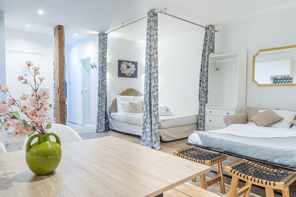 Bed, Living room