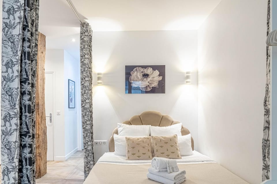 Bed, Living room