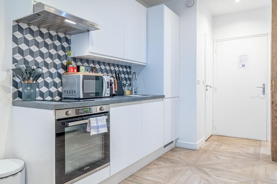 Kitchen or kitchenette, dishwasher, minibar