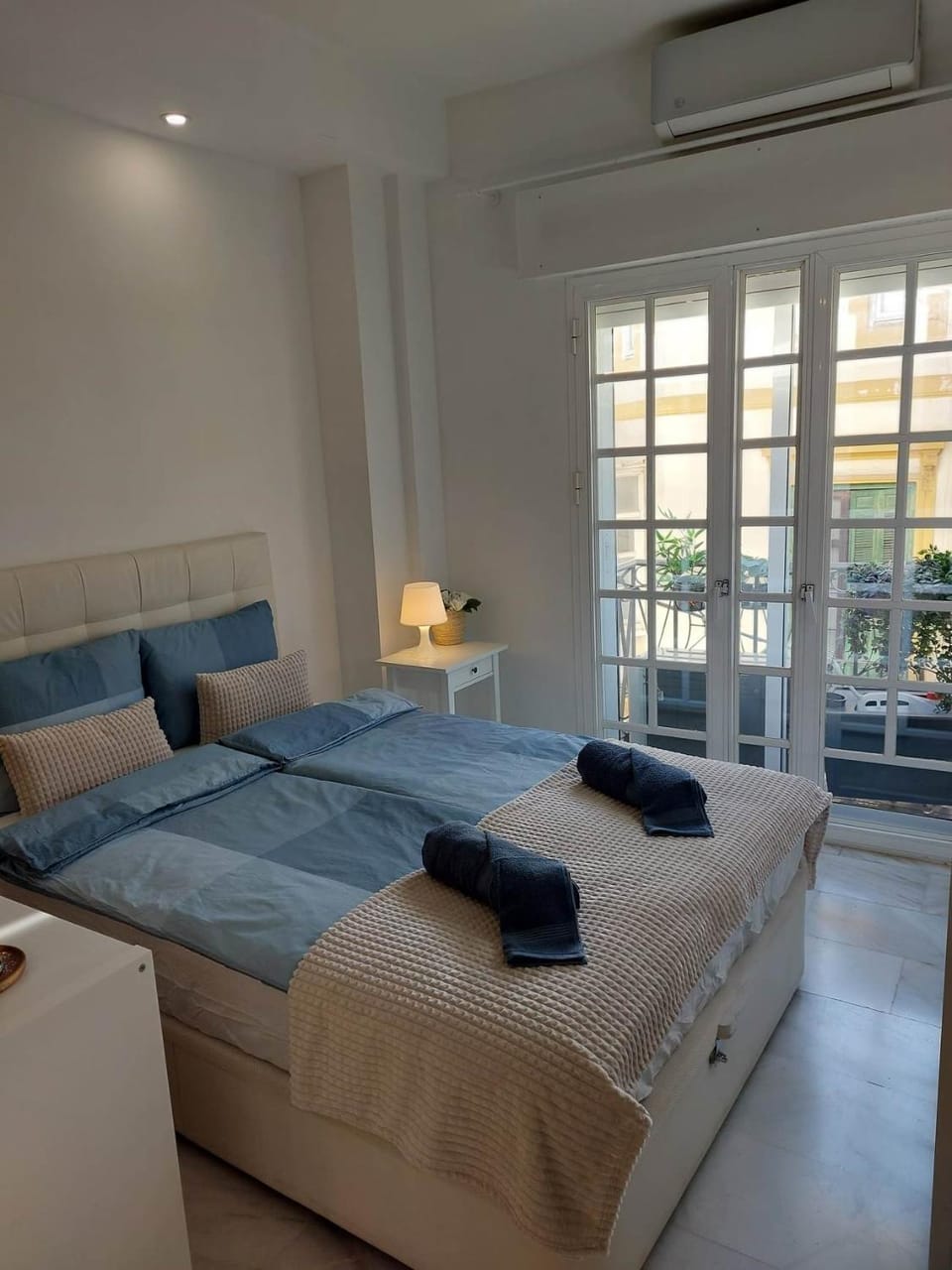 Bed, towels, air conditioner