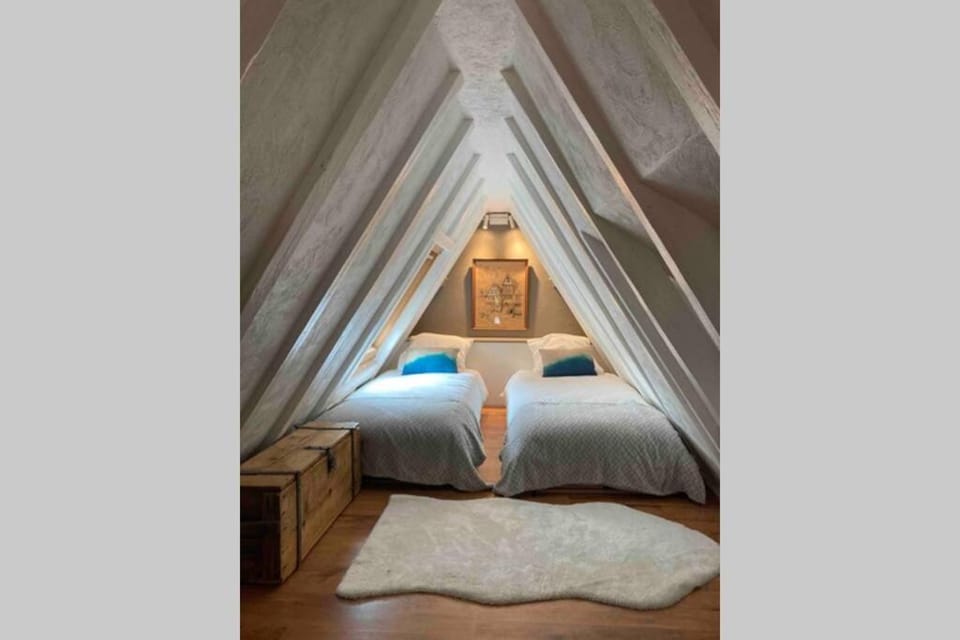 Bed, Photo of the whole room, Decorative detail, Bedroom