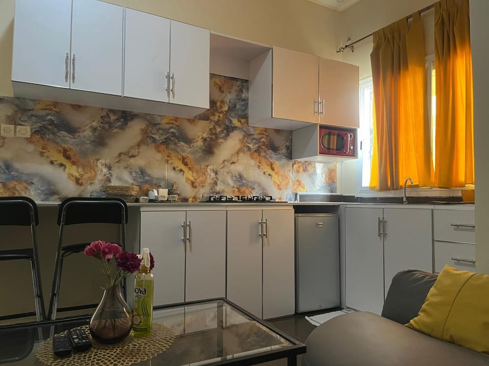 Kitchen or kitchenette, Dining area, minibar, stove