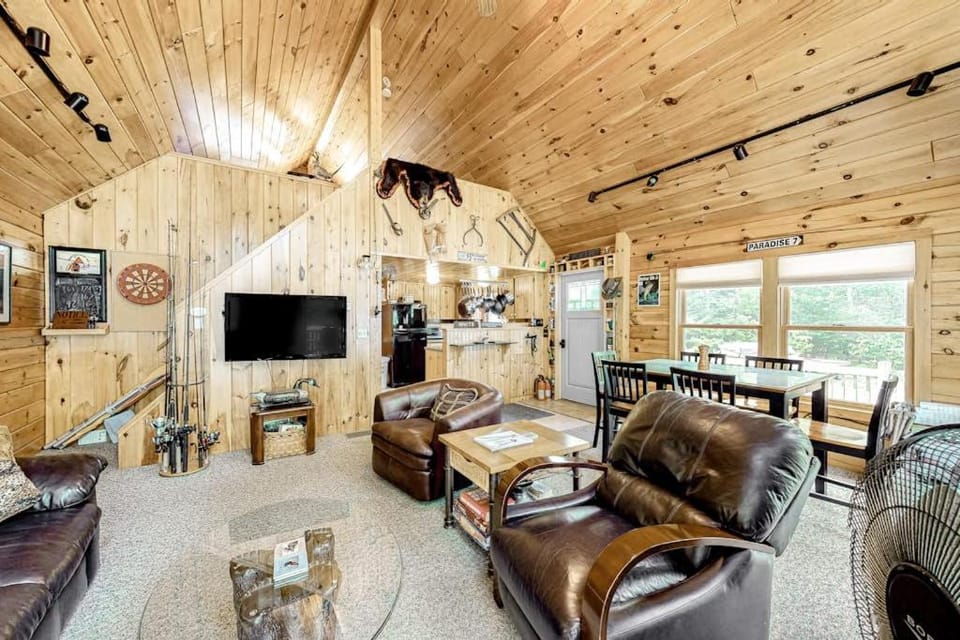 TV and multimedia, Living room, Seating area, Dining area