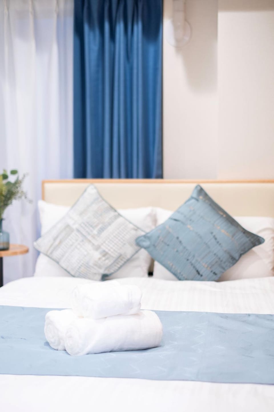 Bed, Bedroom, towels