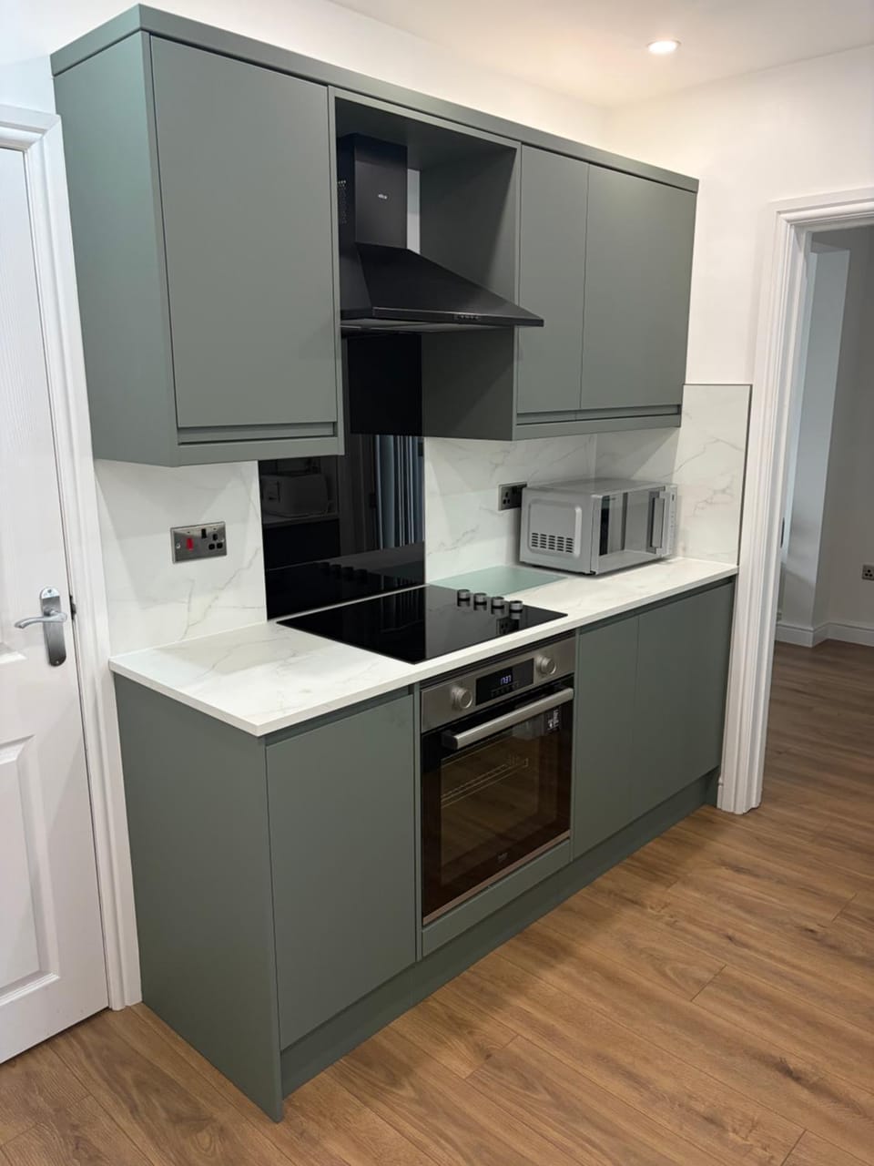 Superb 3 Bedroom Home, 4 beds Bathroom Spacious Kitchen, utility and downstairs WC with Garden & Large Driveway Fits 2 Vans Ideal for Contractors NHS & Long Term Stays, Insurance Relocation Easy Access to M6, Walsall & City Centre House in Wolverhampton