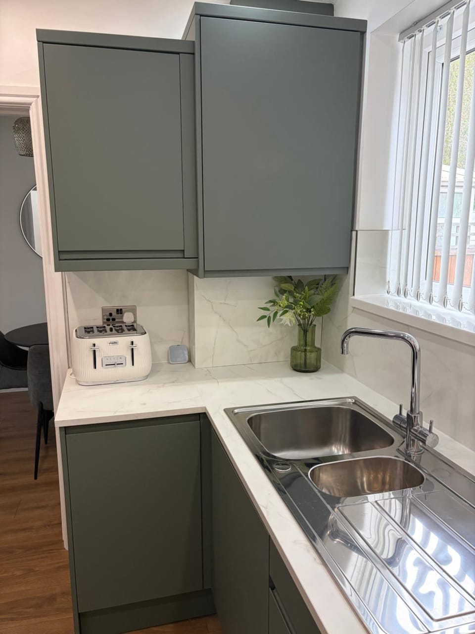 Superb 3 Bedroom Home, 4 beds Bathroom Spacious Kitchen, utility and downstairs WC with Garden & Large Driveway Fits 2 Vans Ideal for Contractors NHS & Long Term Stays, Insurance Relocation Easy Access to M6, Walsall & City Centre House in Wolverhampton