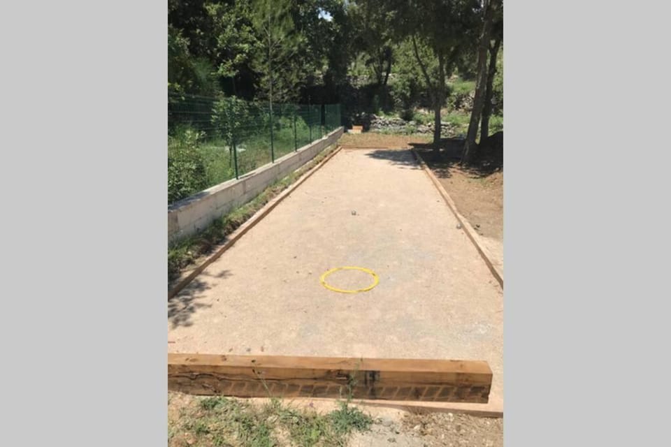 Logement avec terrasse attenant à une villa Apartment in Besse-sur-Issole