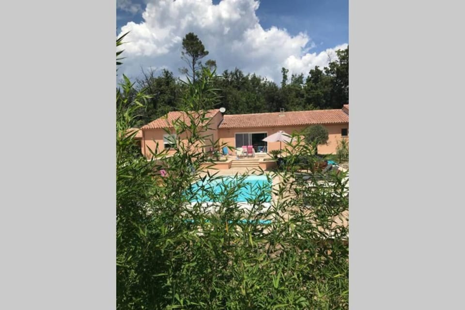 Logement avec terrasse attenant à une villa Apartment in Besse-sur-Issole