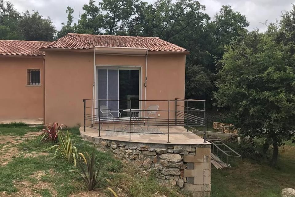 Logement avec terrasse attenant à une villa Apartment in Besse-sur-Issole