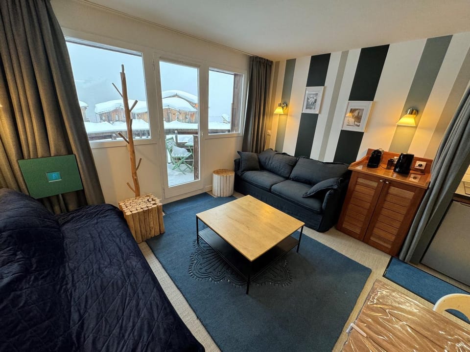 Natural landscape, TV and multimedia, Living room