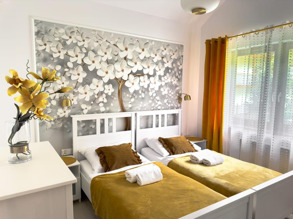 Bed, Bedroom, towels