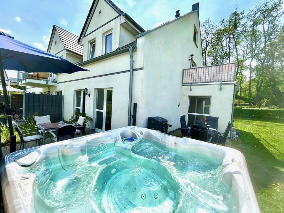 Property building, Swimming pool