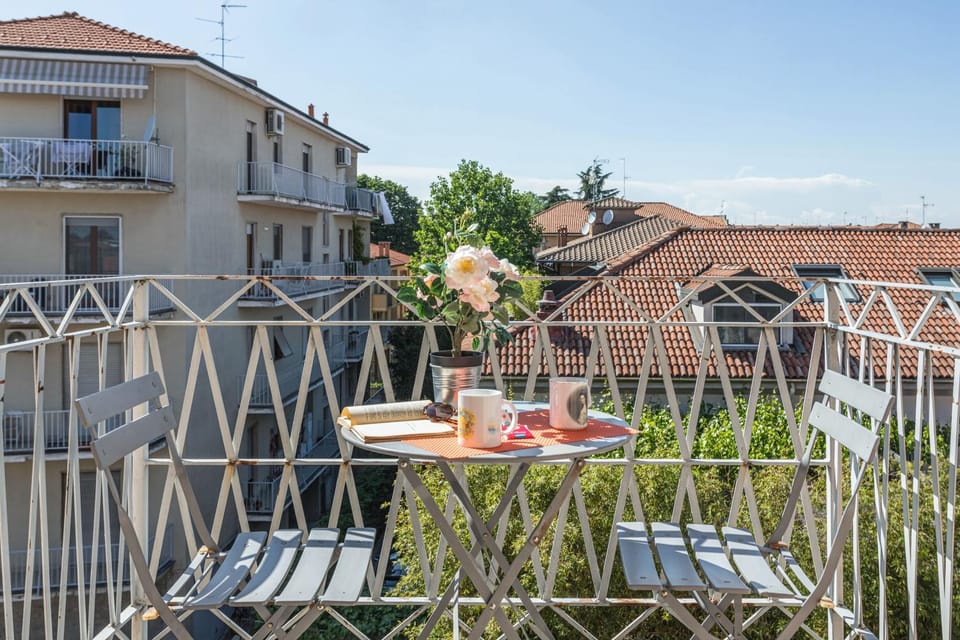 Property building, Patio, Day, View (from property/room), Balcony/Terrace, Food and drinks, Dining area, Food