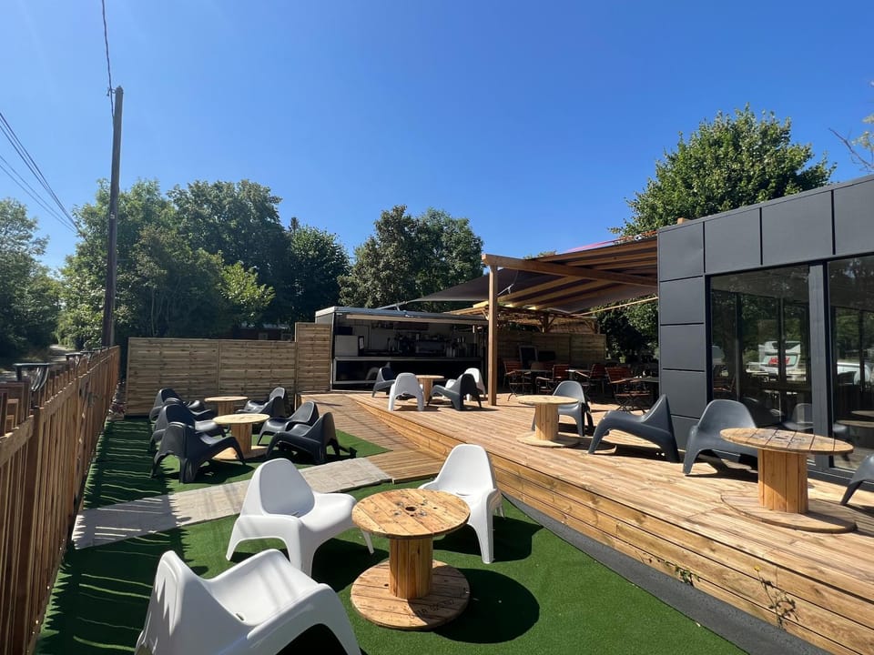 Restaurant/places to eat, Lounge or bar