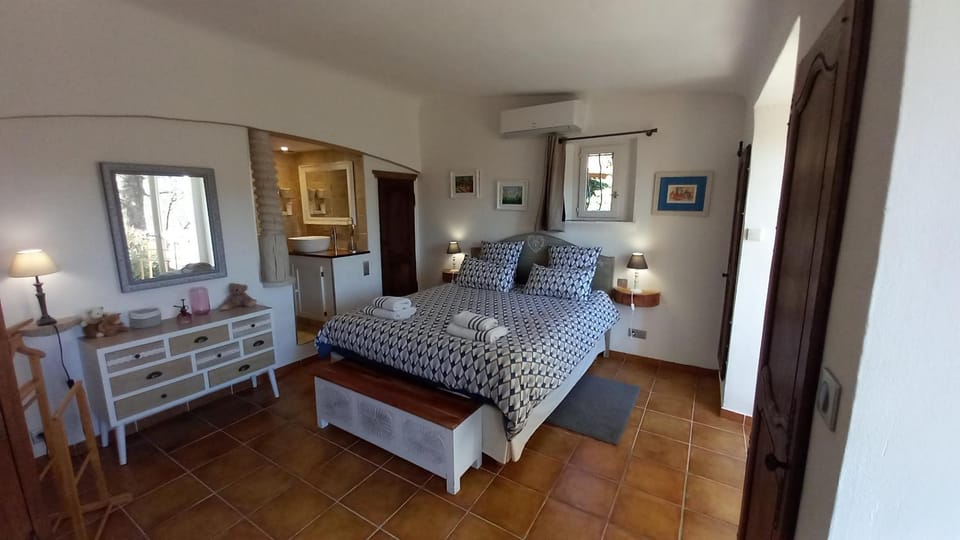 Photo of the whole room, Bedroom
