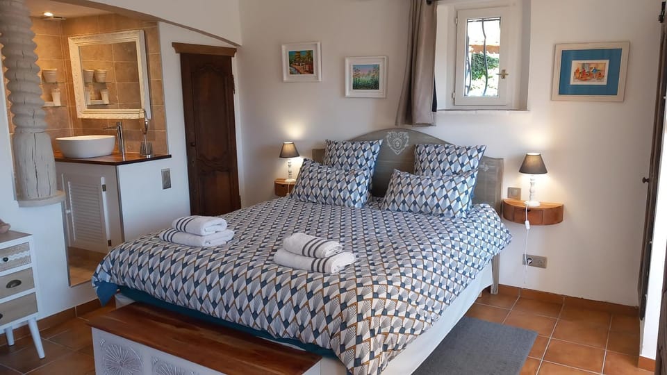 Photo of the whole room, Bedroom