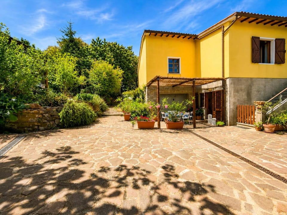 Property building, Summer, Garden, Dining area, Parking