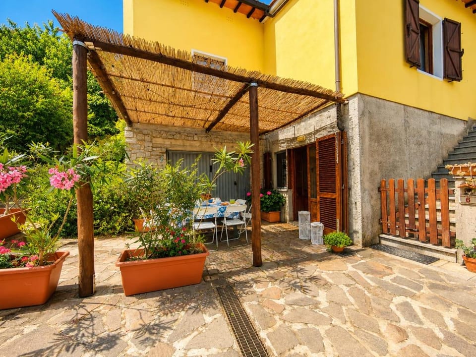 Property building, Garden, Dining area, Garden view, Breakfast
