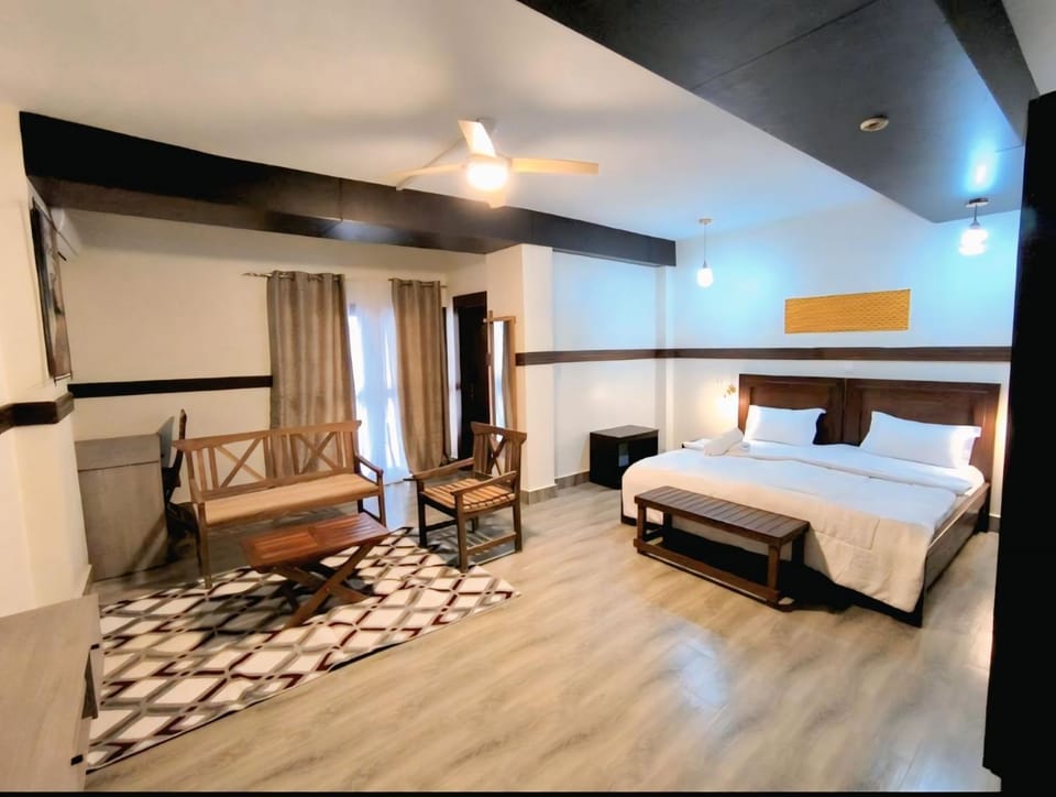 Bed, Photo of the whole room, Seating area, Bedroom