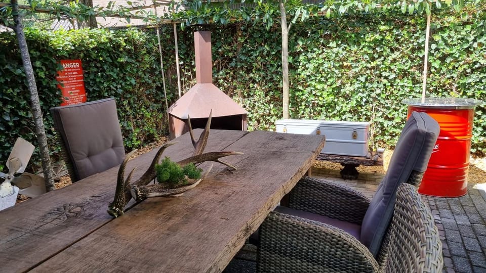 Patio, Day, Garden, Seating area, Dining area, Garden view