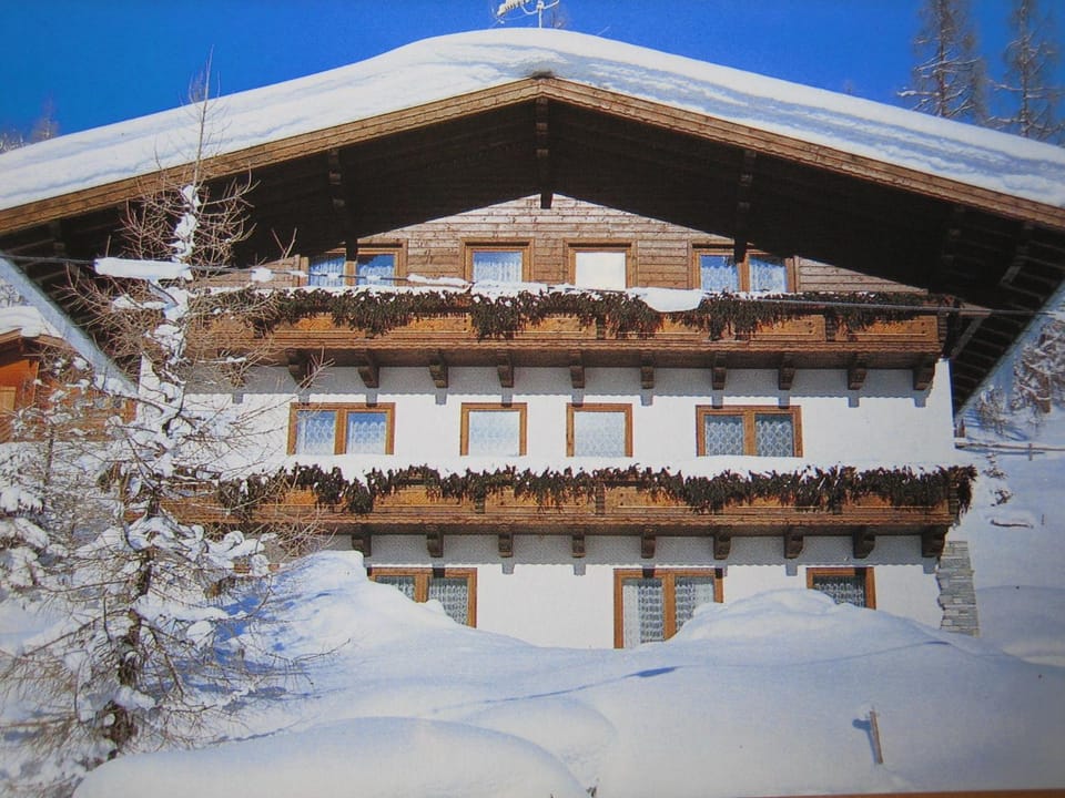 Property building, Facade/entrance, Winter