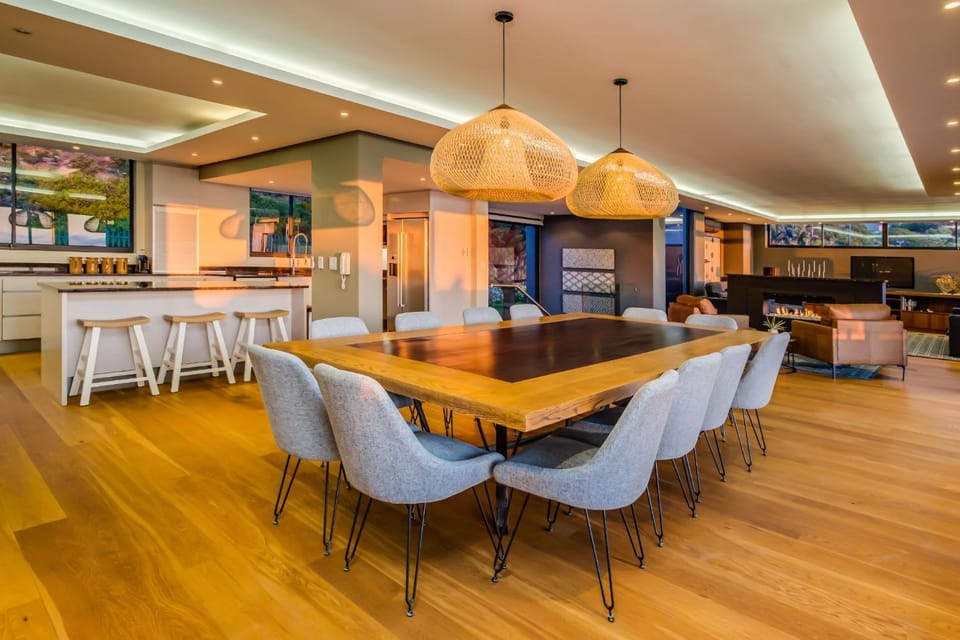 Kitchen or kitchenette, Living room, Seating area, Dining area