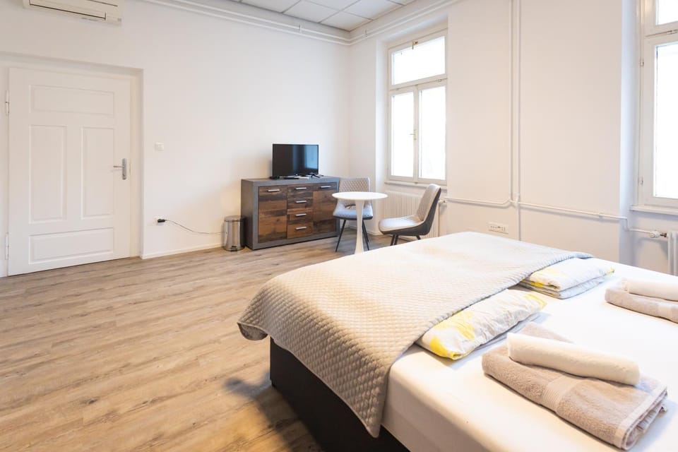 Bed, TV and multimedia, Photo of the whole room, hair dresser, towels