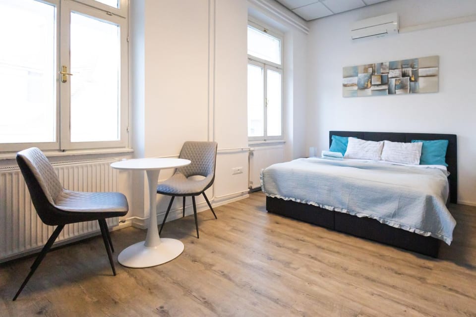 Bed, Photo of the whole room, air conditioner