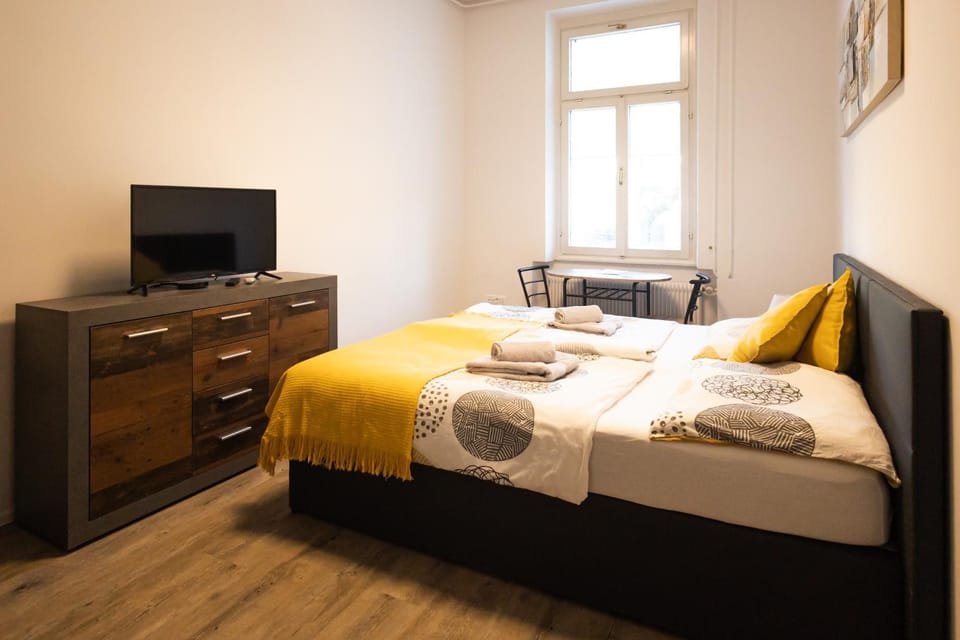 Bed, TV and multimedia, Photo of the whole room, Bedroom, towels