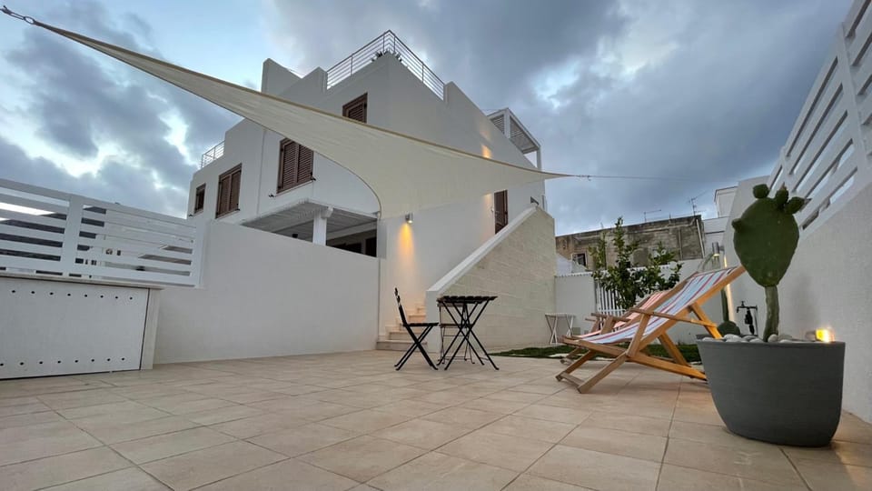 Shower, Property building, Patio, Facade/entrance, Garden, Garden view