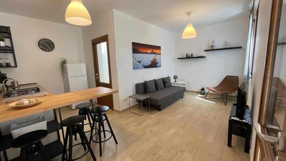 Kitchen or kitchenette, Living room, Seating area, Dining area, kitchen