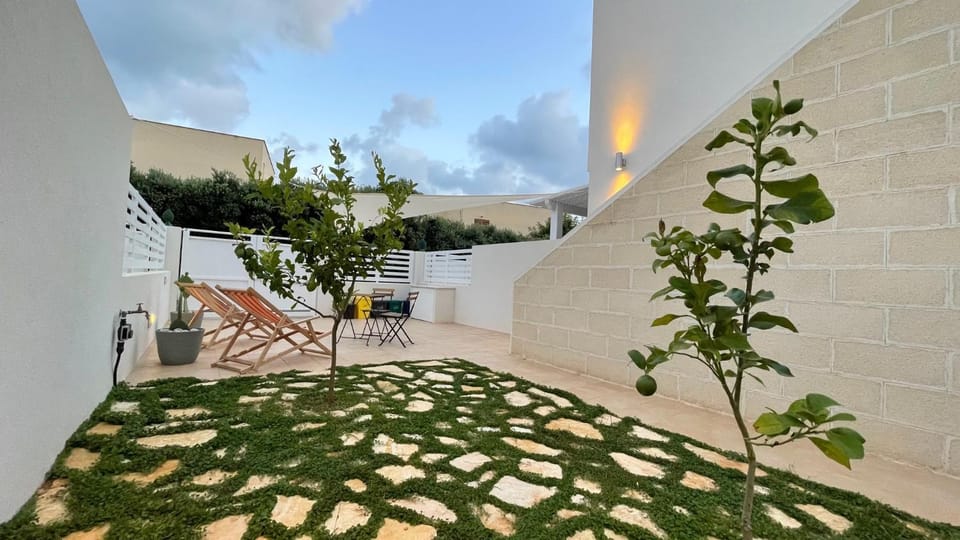 Shower, Property building, Patio, Facade/entrance, Garden, Garden view