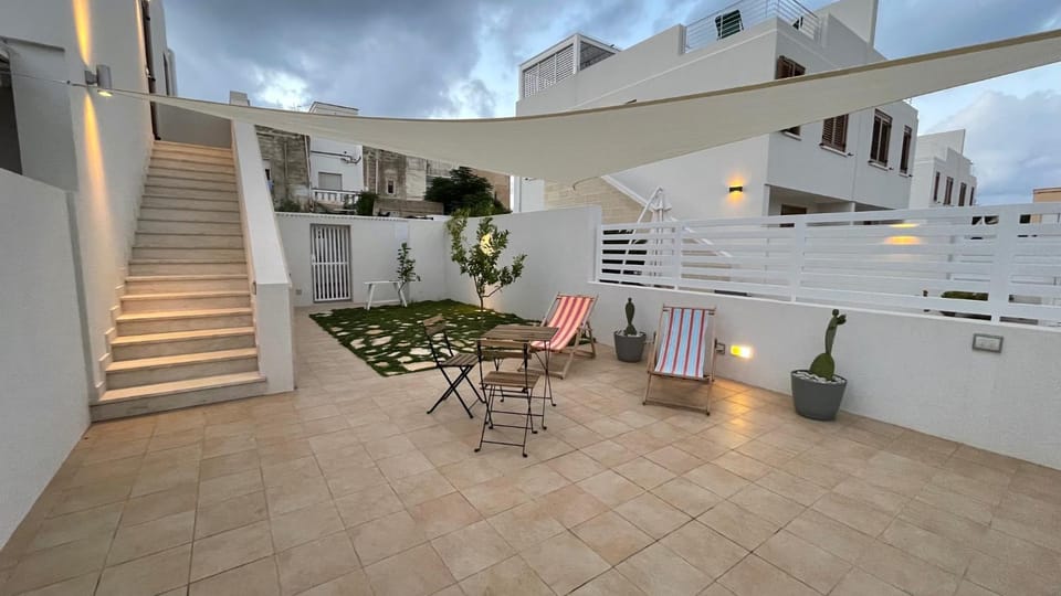 Shower, Property building, Patio, Facade/entrance, Garden, Garden view