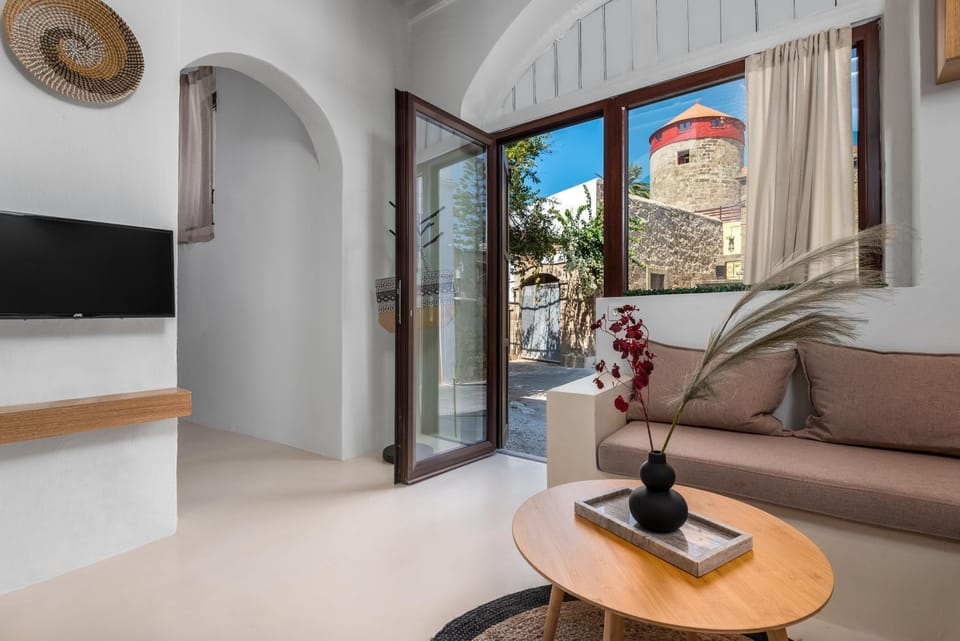 Facade/entrance, TV and multimedia, Living room, Seating area
