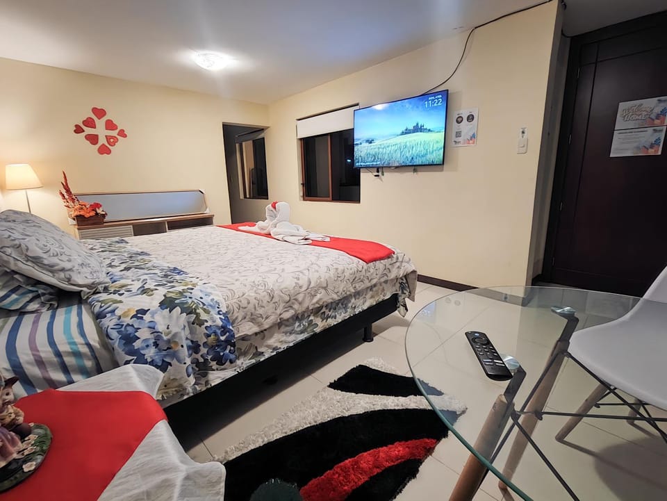 Communal lounge/ TV room, Bed, TV and multimedia, Living room, Seating area, hair dresser