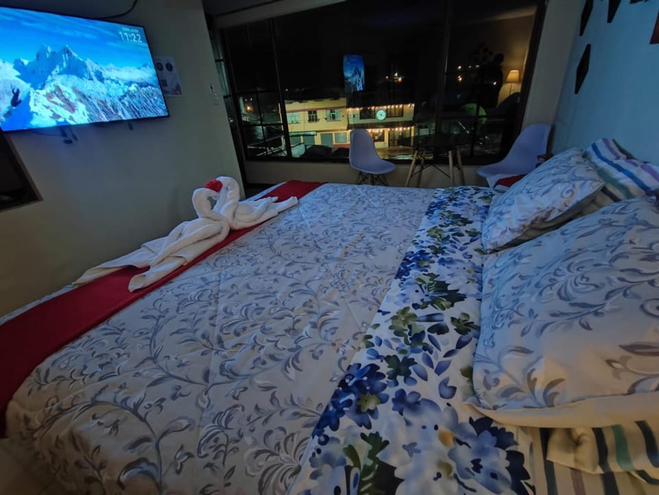 Bed, TV and multimedia, Photo of the whole room, Bedroom