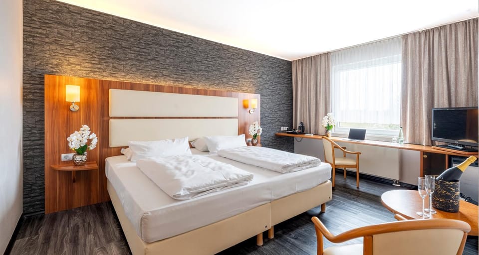 Bed, TV and multimedia, Photo of the whole room
