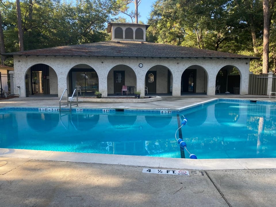 HHI Homes- Newly Renovated Cozy Modern Pet-Friendly Villa-Ideal Location Villa in Hilton Head Island
