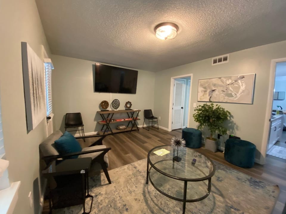 HHI Homes- Newly Renovated Cozy Modern Pet-Friendly Villa-Ideal Location Villa in Hilton Head Island