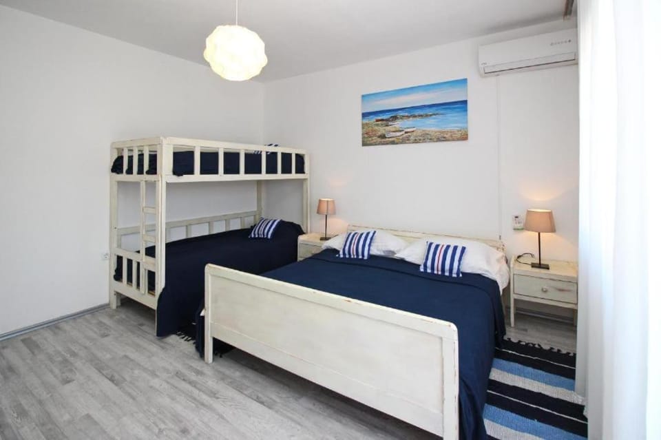 Bed, Photo of the whole room, Bedroom, bunk bed
